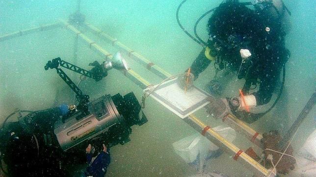 Arqueólogos subacuáticos inspeccionan el yacimiento de Cala cativa I. Fuente: http://www.cnps.cat/wp-content/uploads/2015/09/7-Flota-e-Inventario-El-Pesquero-1-644x362.jpg, iPads y Arqueología subacuática