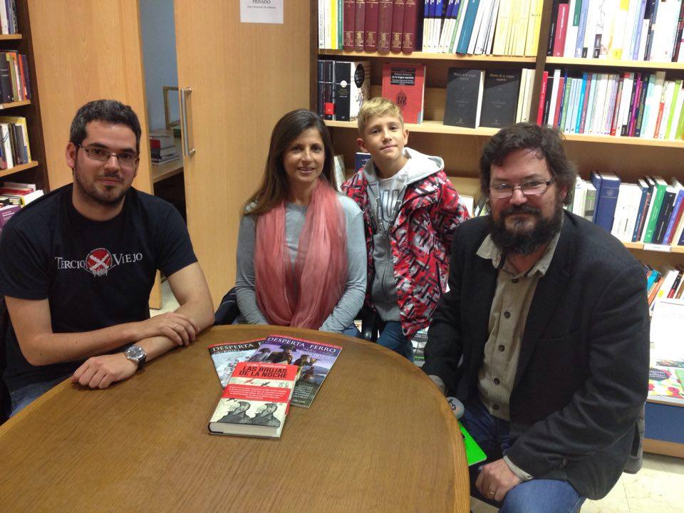 Javier Veramendi (derecha), director de Desperta Ferro Contemporánea, junto a la autora en la librería Marcial Pons.