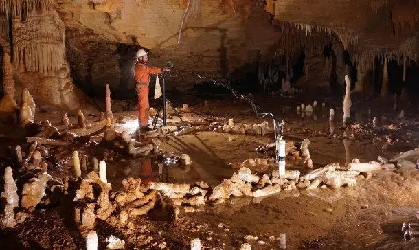 Vista general de la sala estudiada, con las construcciones circulares de estalagmitas, en el interior de la cueva de Bruniquel. Crédito: Etienne FABRE - SSAC.