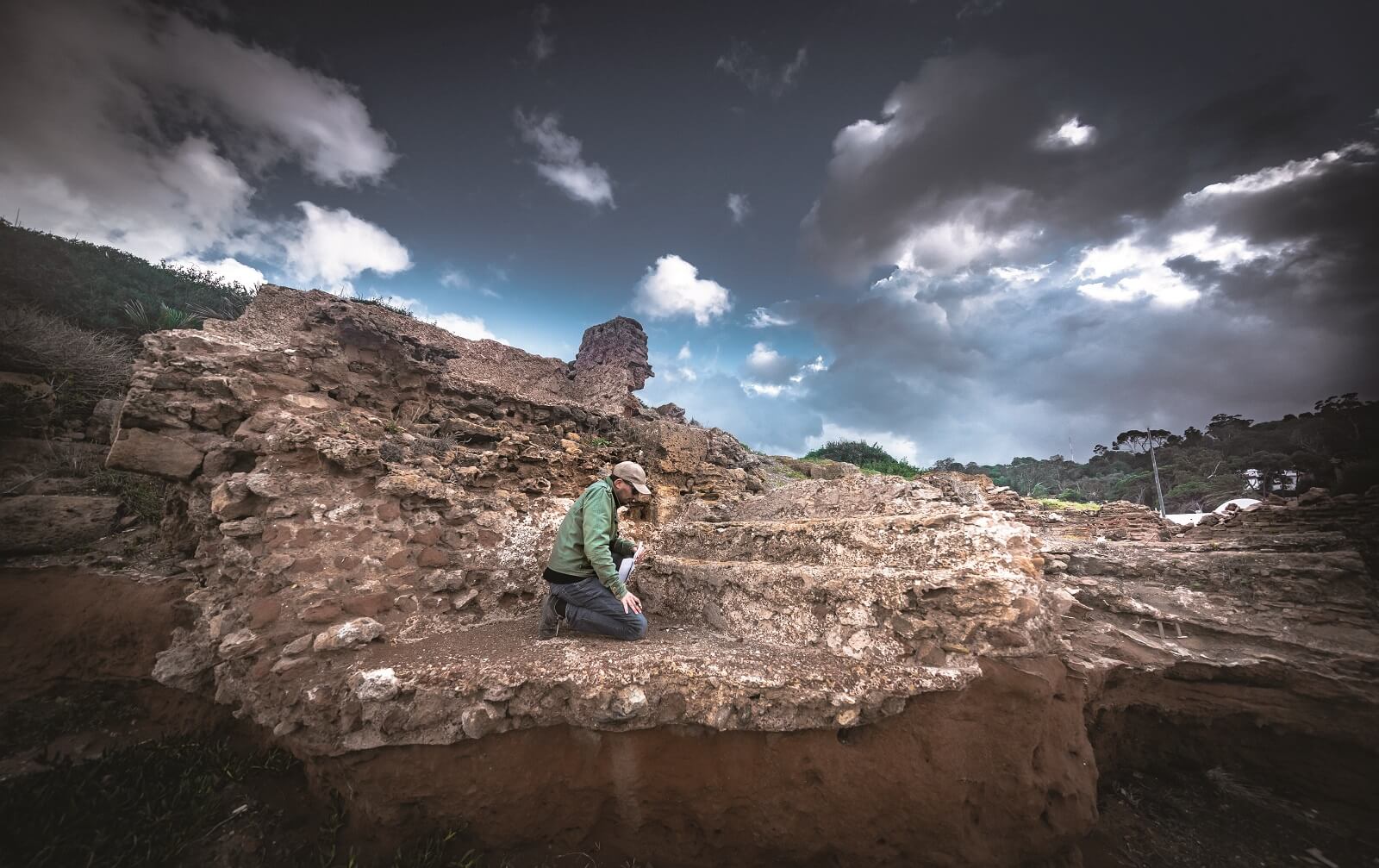 El profesor Khellaf documentando restos de un edificio romano. Tayeb Benmokadem