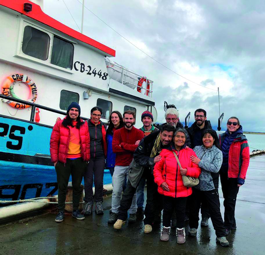 Equipo arqueológico en Puerto Edén, Chile (Fuego-Patagonia)