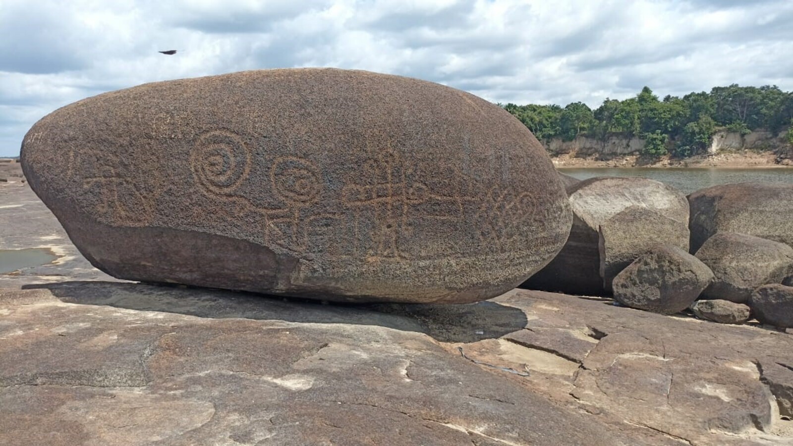 Bloque con petroglifos en el parque Amarrú, comunidad indígena de Coco Viejo, Inírida, Guainía, Colombia. Fotografía: Alberto Rojas Tomedes. Museo Comunitario del Guainía.